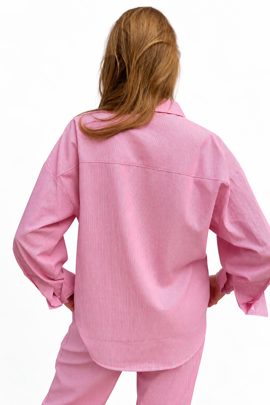 Modelo de espaldas con el Soleil Set de Bipikau: camisa oversize de rayas finas rosas