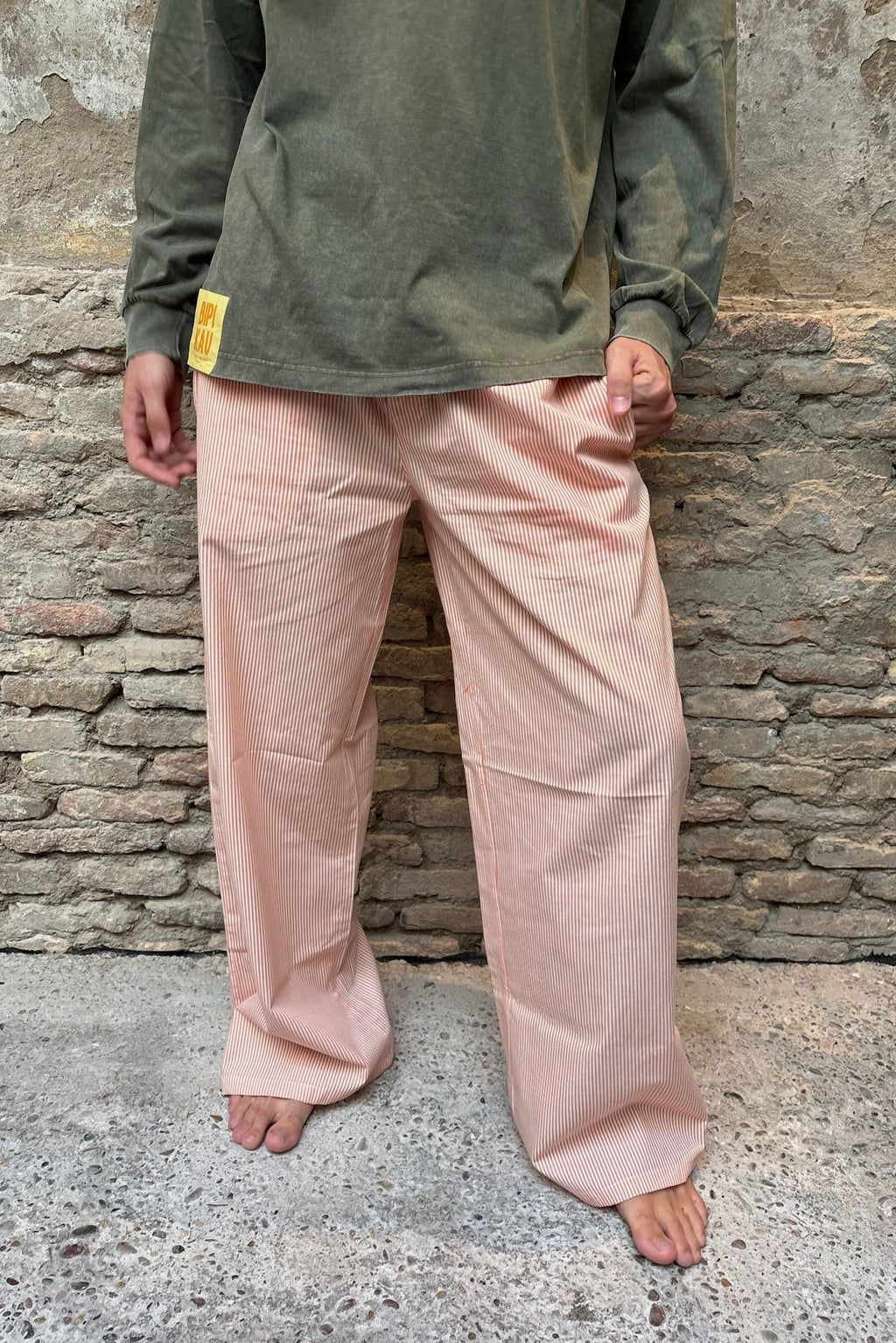 Sunset Pants Orange de Bipikau: pantalón ancho de rayas naranjas y blancas, 100% algodón, con la Cactus Tee Khaki