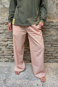Sunset Pants Orange de Bipikau: pantalón ancho de rayas naranjas y blancas, 100% algodón, con la Cactus Tee Khaki