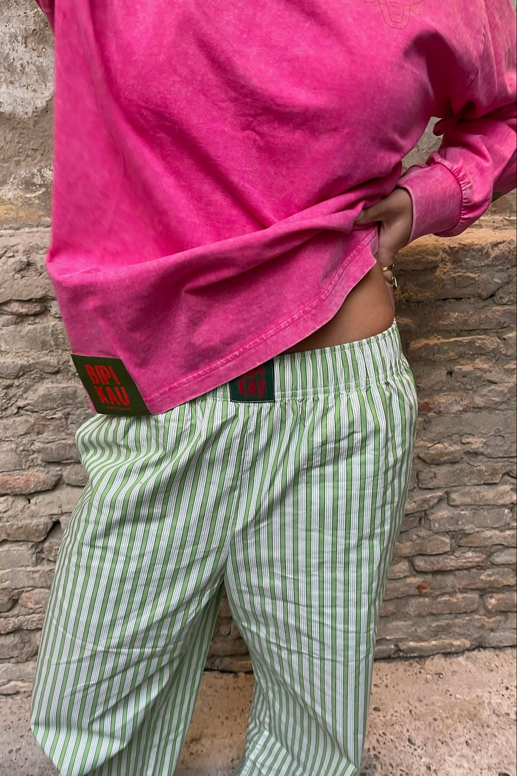 Sunrise Pants de Bipikau: pantalón ancho de rayas verdes y blancas, 100% algodón, con la Hibiscus Tee fucsia