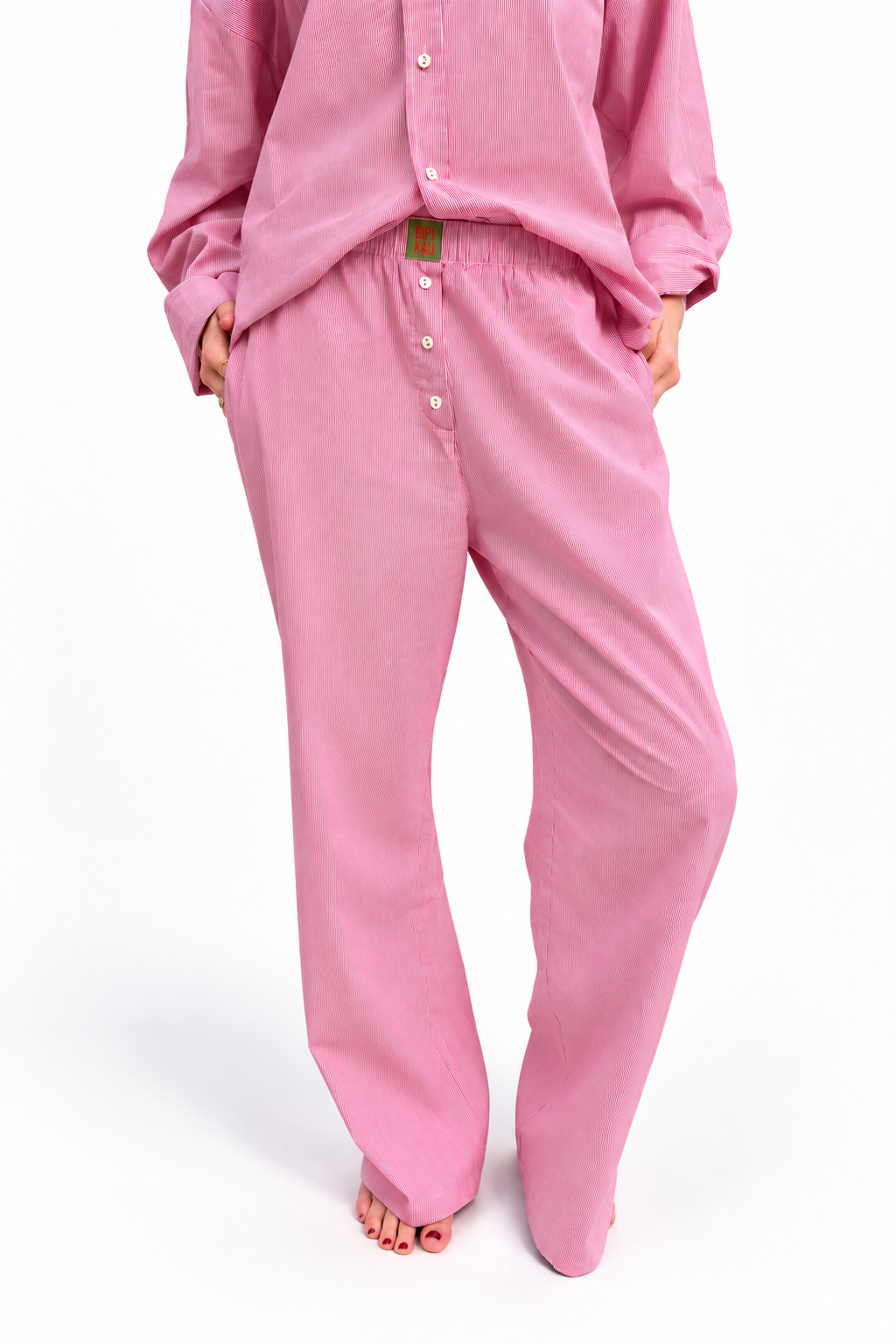 Pantalón fluido del Soleil Set de Bipikau en rayas finas rosas, con cintura elástica y etiqueta