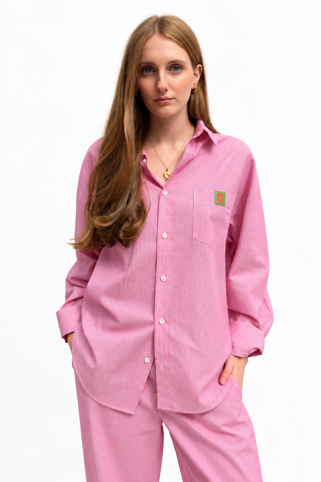 Modelo de frente con el Soleil Set de Bipikau: camisa oversize y pantalón de rayas finas rosas, 100% algodón