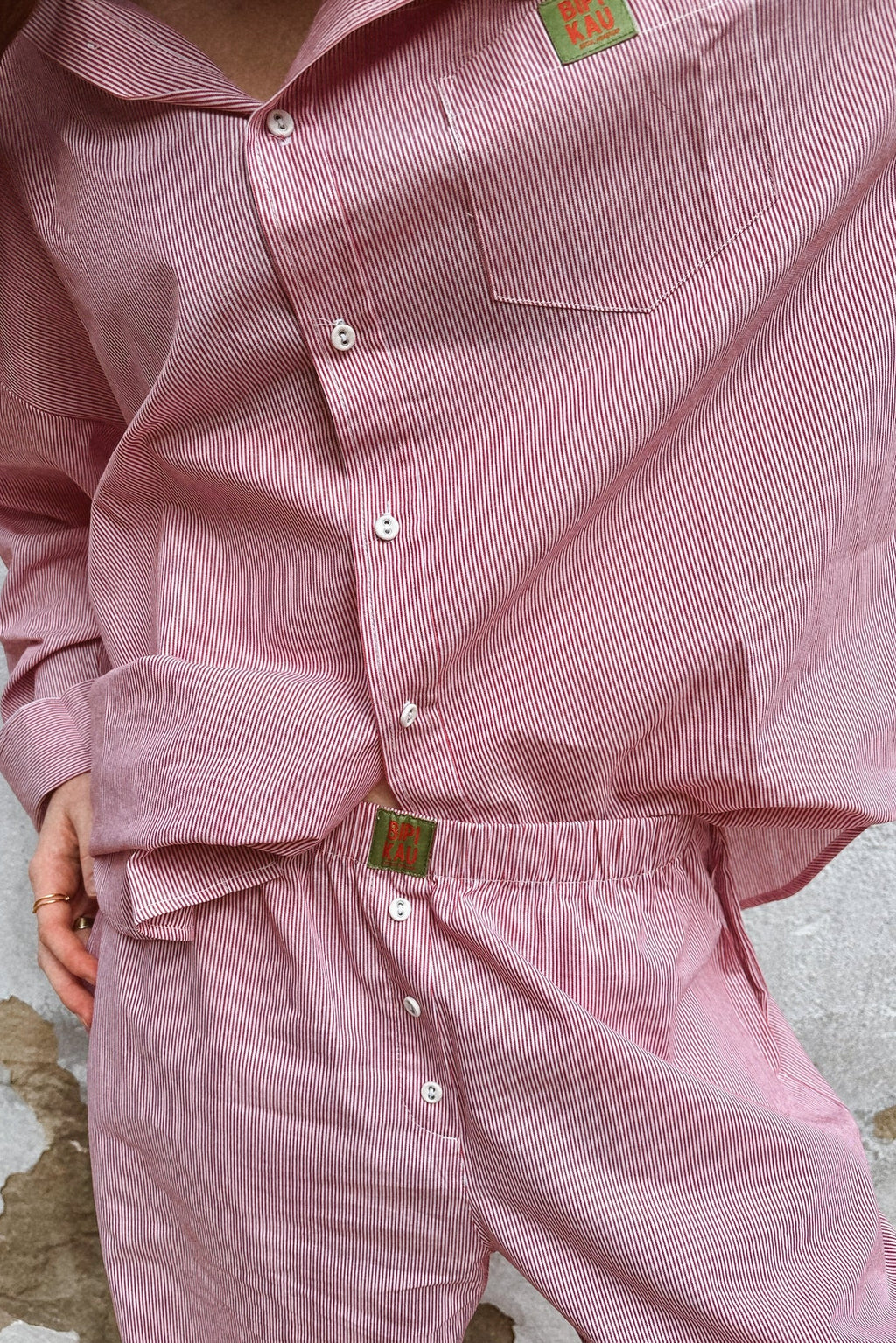 Soleil Set de Bipikau visto de cerca: camisa y pantalón de rayas rosas con botones y cintura con etiqueta