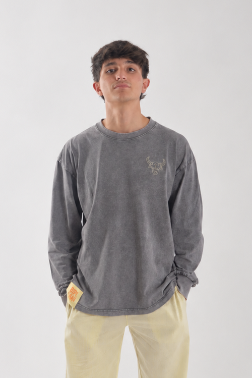 Modelo de frente con la Cactus Tee Grey de Bipikau, camiseta oversize gris lavado de algodón, y pantalón amarillo claro