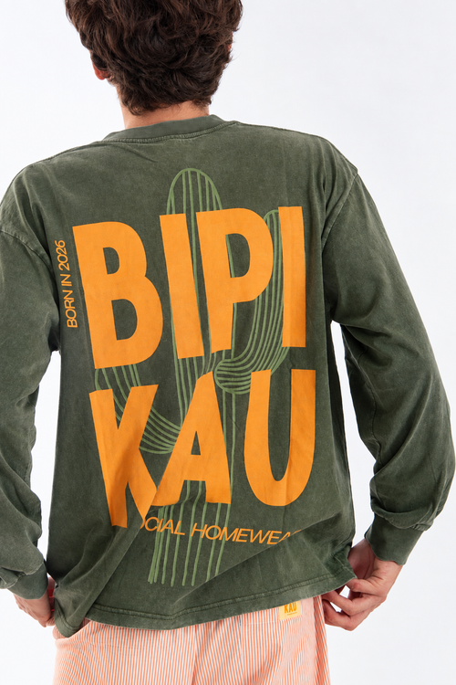 Cactus Tee Khaki de Bipikau: camiseta oversize verde caqui lavado con el logo naranja y un cactus en la espalda