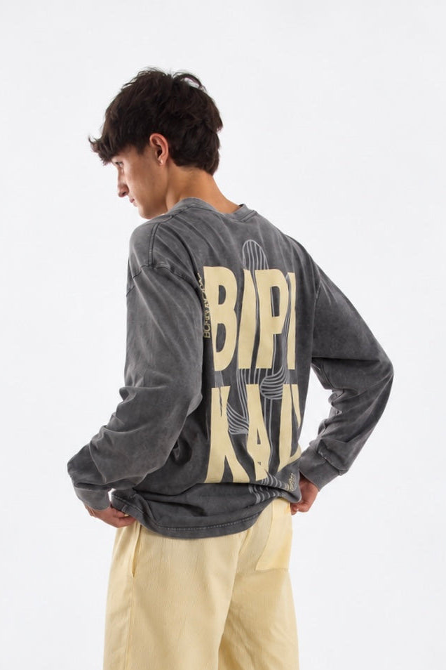 Cactus Tee Grey de Bipikau: camiseta oversize gris lavado de manga larga con el logo grande en la espalda, vista de espaldas