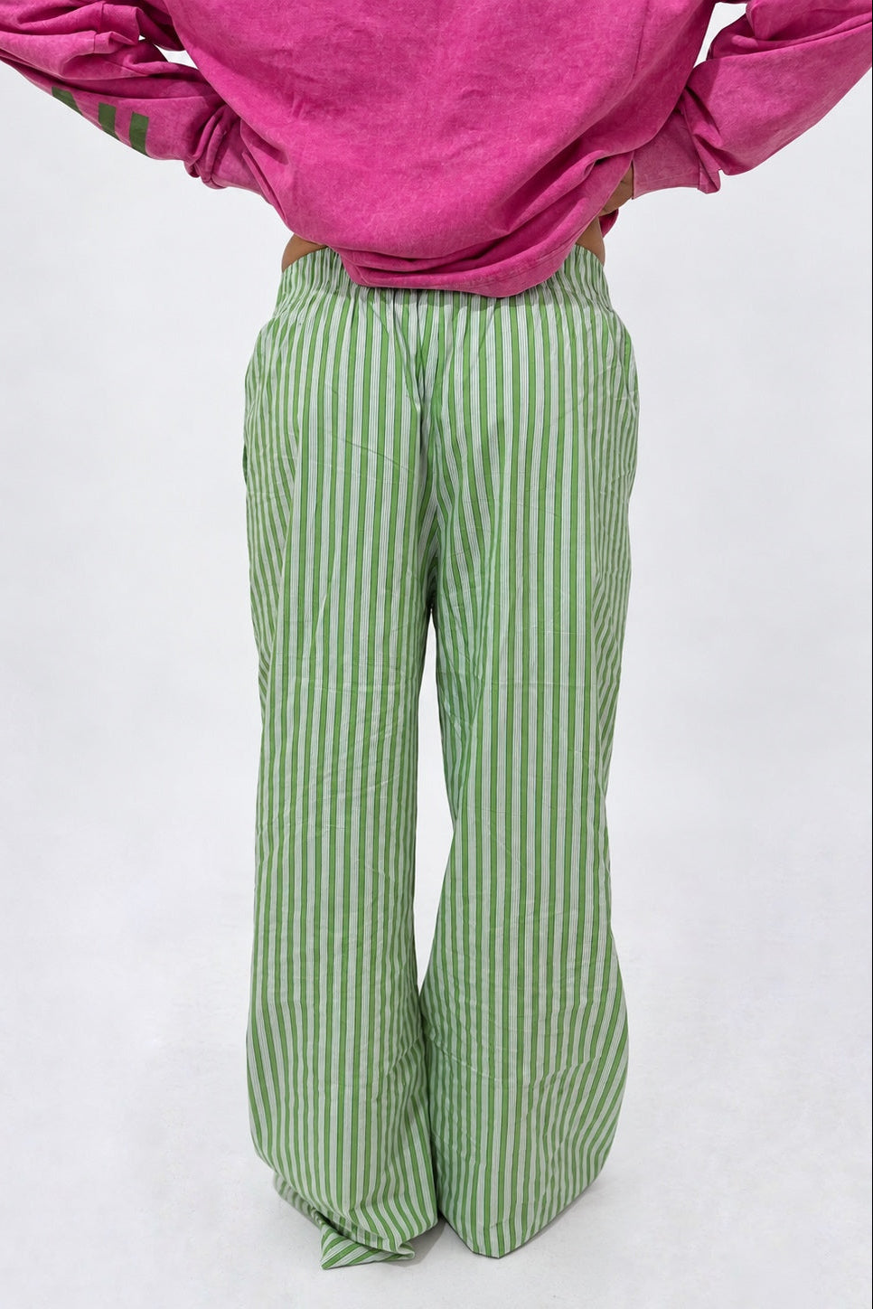 Sunrise Pants de Bipikau de espaldas: pantalón ancho de rayas verdes y blancas, corte relajado